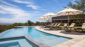 2 piscines extérieures, parasols de plage, chaises longues