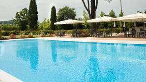 Piscina stagionale all'aperto, ombrelloni da piscina, lettini
