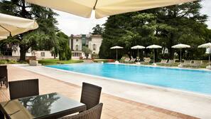 Piscina stagionale all'aperto, ombrelloni da piscina, lettini
