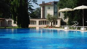 Piscina stagionale all'aperto, ombrelloni da piscina, lettini