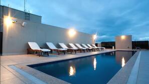 Piscina externa, guarda-sóis, espreguiçadeiras