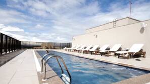 Piscina externa, guarda-sóis, espreguiçadeiras