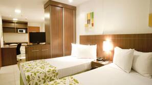 Frigobar, cofres nos quartos, escrivaninha, cortinas blackout