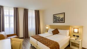 Een minibar, een kluis op de kamer, een bureau, gratis wifi
