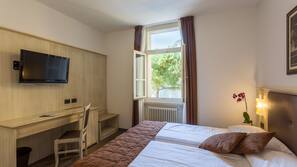 Een minibar, een kluis op de kamer, een bureau, gratis wifi
