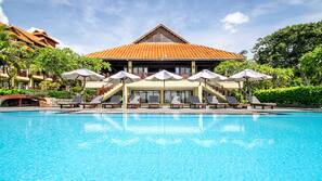 Outdoor pool, pool umbrellas, sun loungers