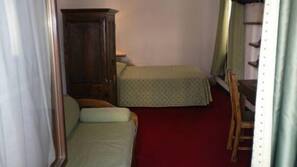 Minibar, coffre-forts dans les chambres, bureau