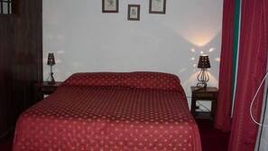 Minibar, coffre-forts dans les chambres, bureau