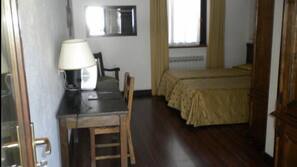 Minibar, coffre-forts dans les chambres, bureau