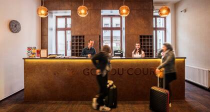 HOTEL GOZSDU COURT