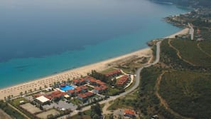 Plage, chaises longues, parasols, serviettes de plage