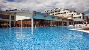 Piscine couverte, 2 piscines extérieures, parasols de plage