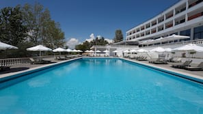 Outdoor pool, pool umbrellas, sun loungers