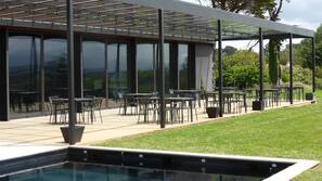 Piscine extérieure (ouverte en saison), parasols de plage