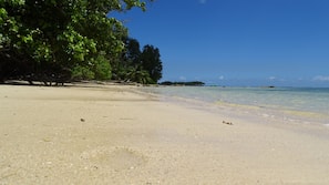 In Strandnähe, weißer Sandstrand