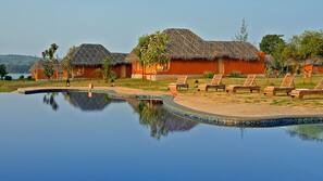 2 outdoor pools, pool loungers