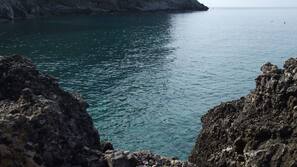 Una spiaggia nelle vicinanze