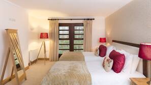 Premium bedding, desk, iron/ironing board, free WiFi