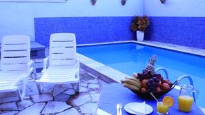 Piscina externa, funciona das 8h00 às 18h, espreguiçadeiras