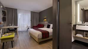 Ropa de cama hipoalergénica, caja fuerte, escritorio y cortinas opacas