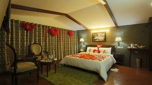 Desk, rollaway beds, free WiFi