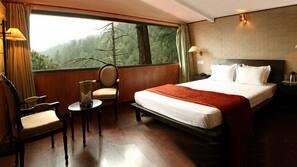 Desk, rollaway beds, free WiFi