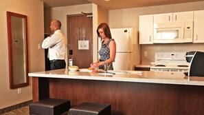 Full-size fridge, microwave, stovetop, coffee/tea maker