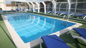 Piscine couverte, piscine extérieure, chaises longues