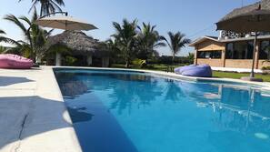Una piscina cubierta, una piscina al aire libre de temporada