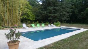Piscine extérieure (ouverte en saison), chaises longues