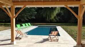 Piscine extérieure (ouverte en saison), chaises longues