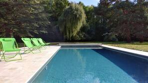 Piscine extérieure (ouverte en saison), chaises longues