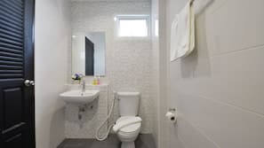 Shower, free toiletries, hair dryer, towels