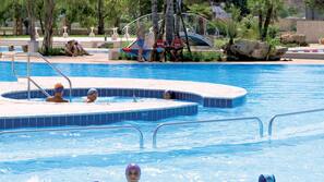 2 piscine all'aperto, ombrelloni da piscina, lettini