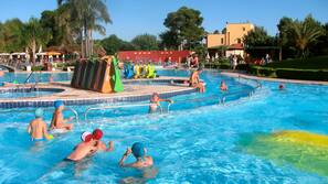 2 piscine all'aperto, ombrelloni da piscina, lettini