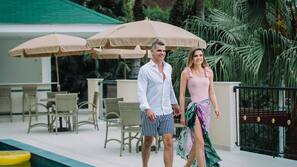 Piscina externa, funciona das 9h às 21h, guarda-sóis, espreguiçadeiras