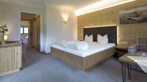 Escritorio, wifi gratis, ropa de cama