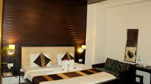 Egyptian cotton sheets, desk, free WiFi
