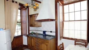 Kühlschrank, Mikrowelle, Herd, Wasserkocher mit Kaffee-/Teezubehör
