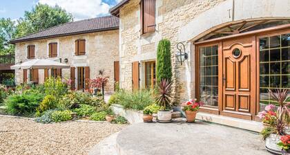 Moulin du Fontcourt Riverside Apartment