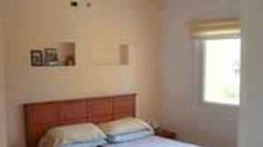 Cortinas opacas, wifi gratis, ropa de cama