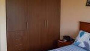 Cortinas opacas, wifi gratis, ropa de cama
