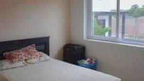 Cortinas opacas, wifi gratis, ropa de cama