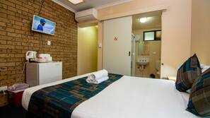 Iron/ironing board, free WiFi, linens