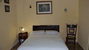 Iron/ironing board, linens