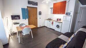 Grand réfrigérateur, micro-ondes, four, fourneau de cuisine