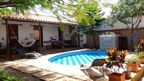 Una piscina al aire libre (de 8:00 a 21:00), tumbonas
