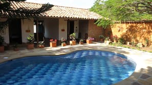 Una piscina al aire libre (de 8:00 a 21:00), tumbonas