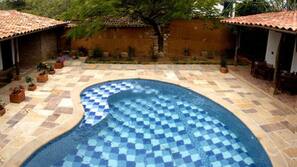 Una piscina al aire libre (de 8:00 a 21:00), tumbonas