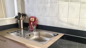 Réfrigérateur, micro-ondes, fourneau de cuisine